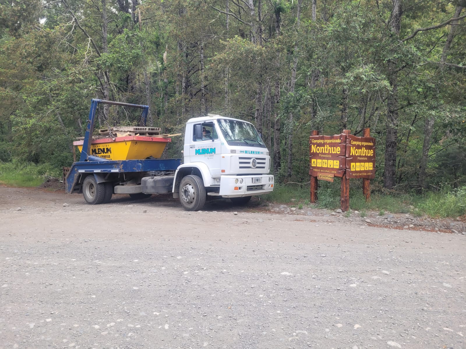 Camión de Milenium con un volquete cargado llegando a la zona de camping Nonthue, en la cordillera