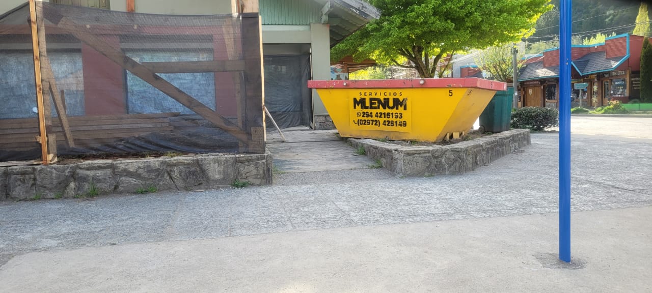 Volquete amarillo de Milenium ubicado en una calle de San Martín de los Andes