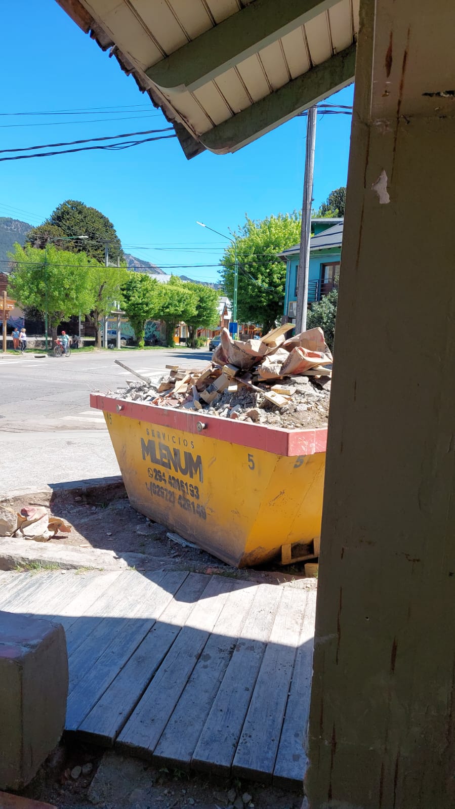 Volquete de Milenium cargado con escombros de una obra