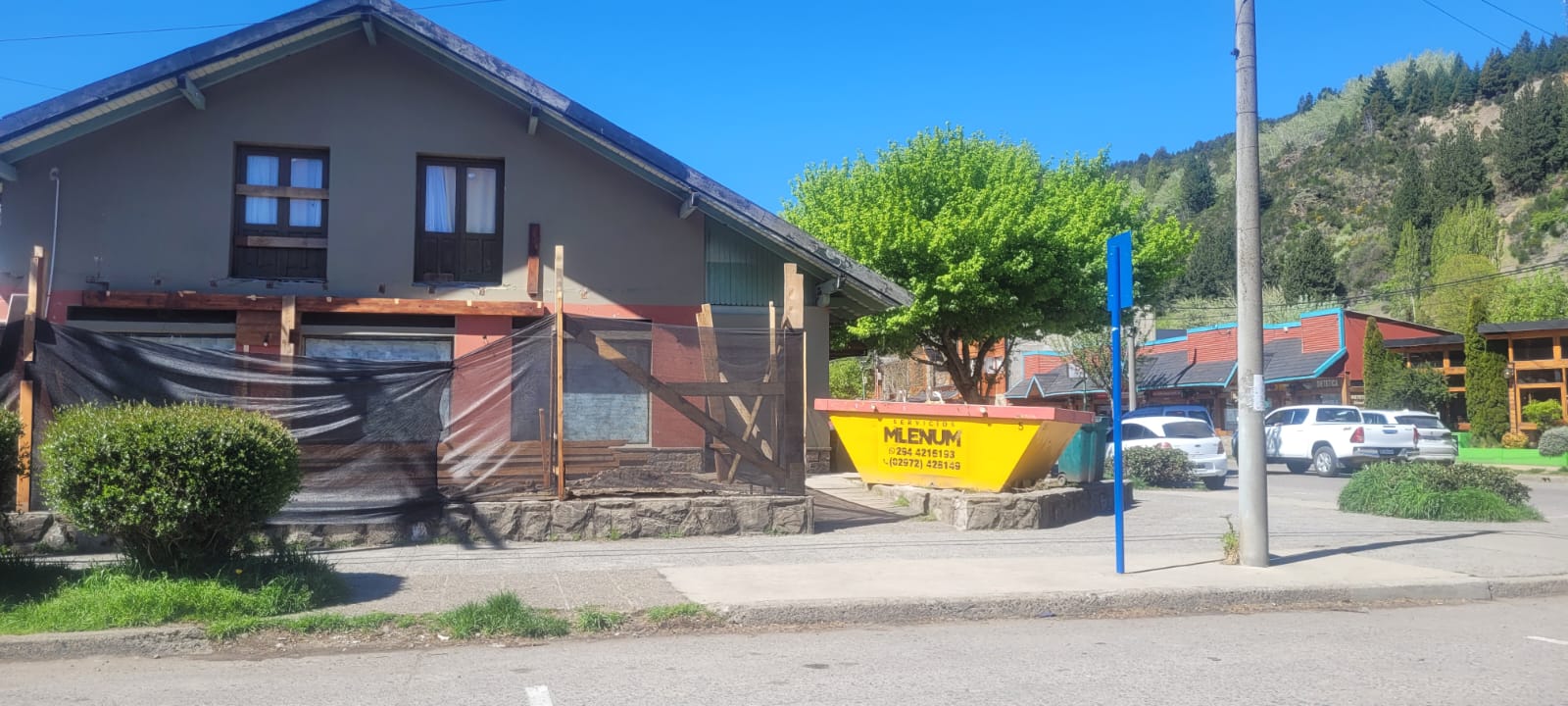 Volquete de Milenium frente a una obra en refacción
